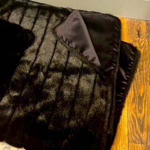 New  Black Luxury Faux Fur Throw + 2 Matching Pillow Covers